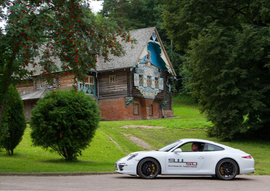 Porsche 911 у дома