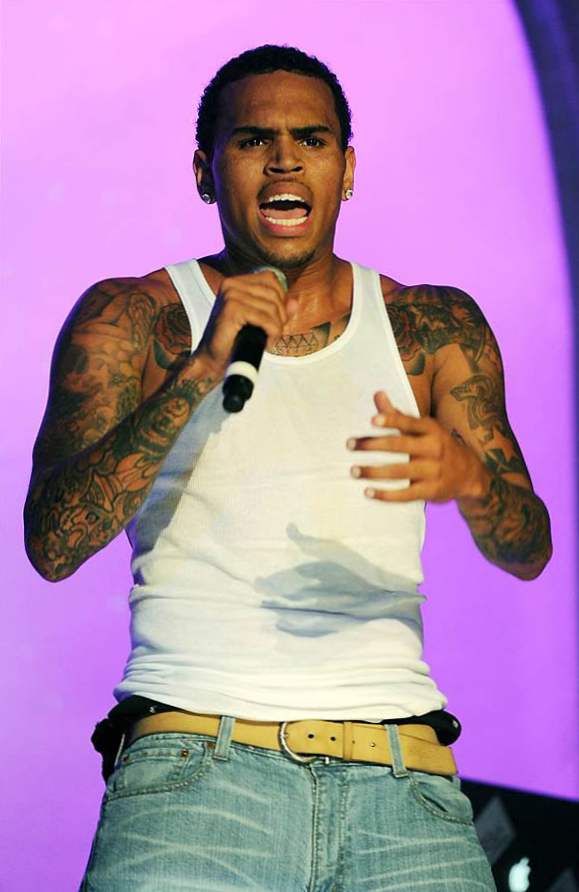 Chris Brown izlazi s modelom