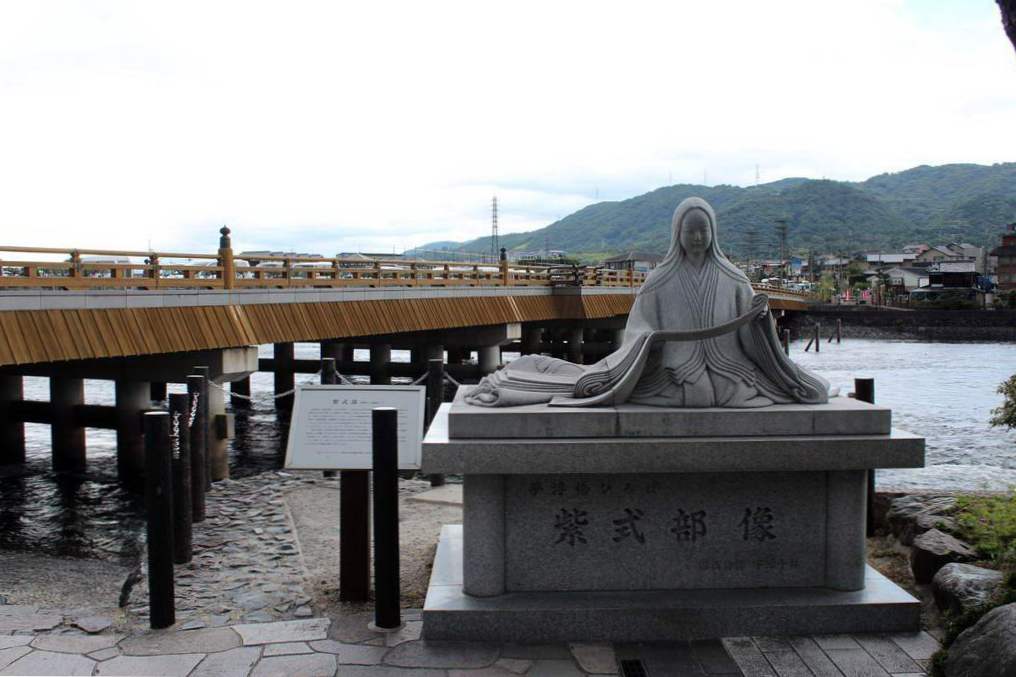 Мурасаки сикибу. Киото Удзи. Мурасаки Сикибу японская поэтесса. Монастыре Тодзи в Киото статуи.
